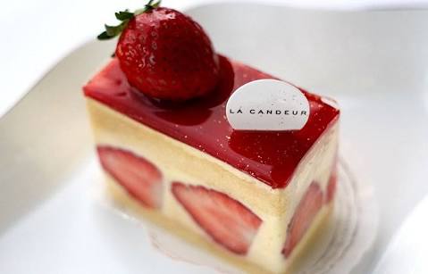 苺を使ったスイーツを貼るトピ