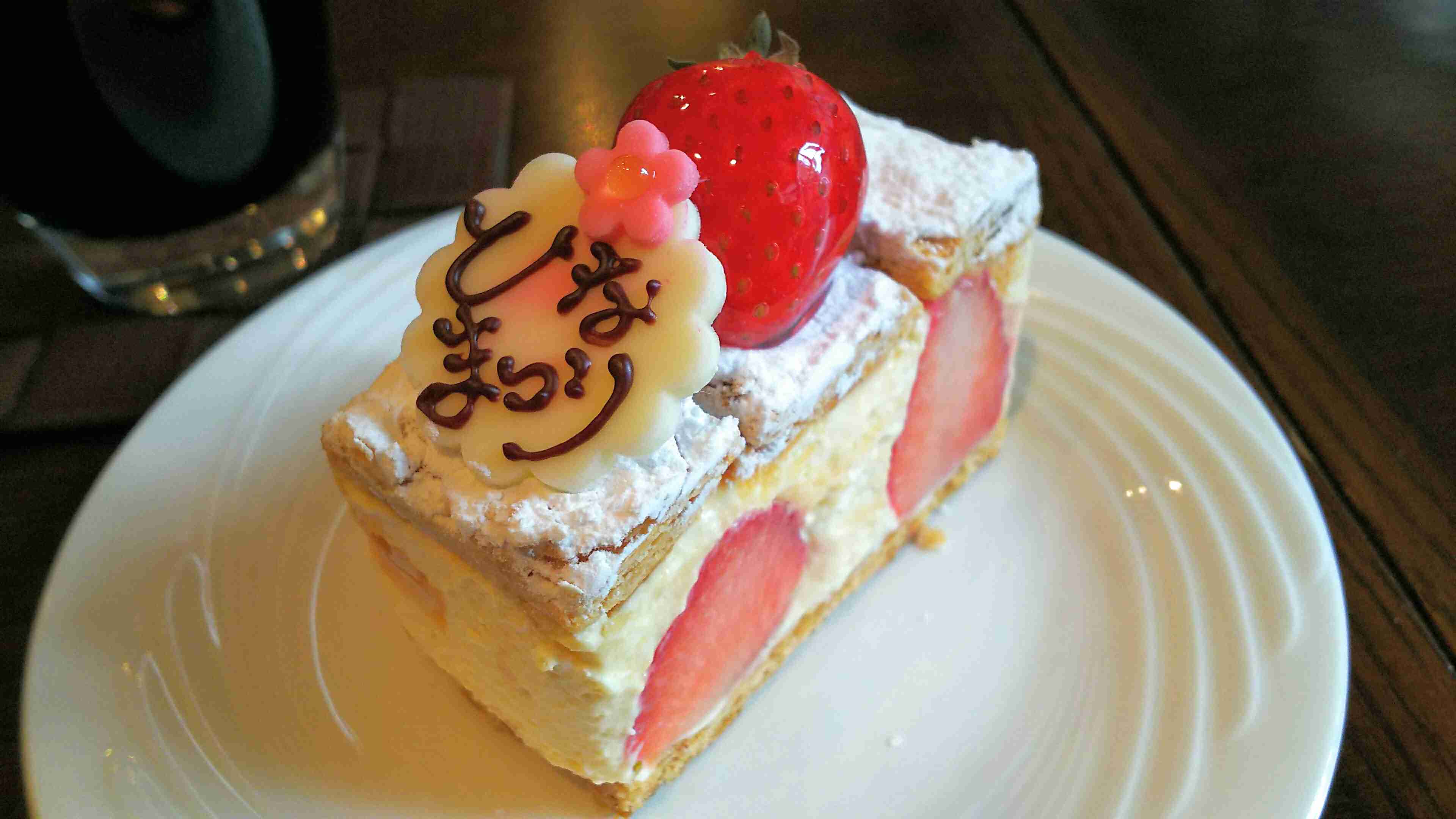 苺を使ったスイーツを貼るトピ