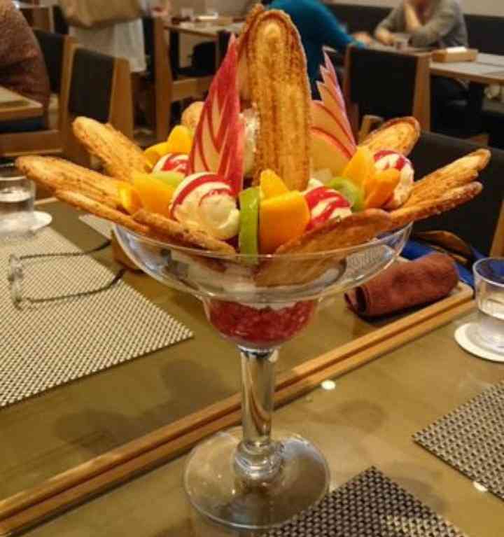 苺を使ったスイーツを貼るトピ