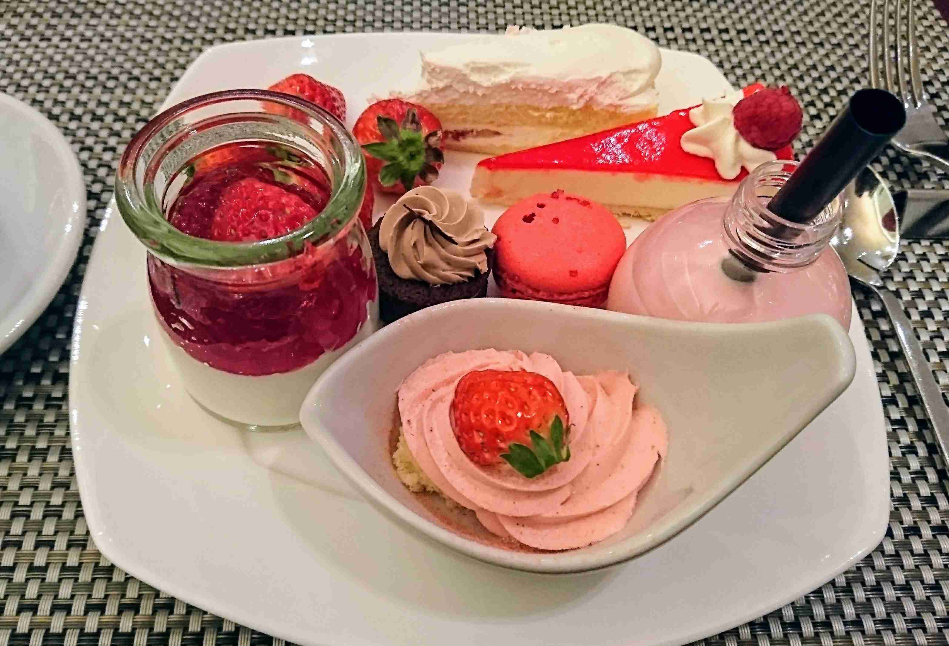 苺を使ったスイーツを貼るトピ