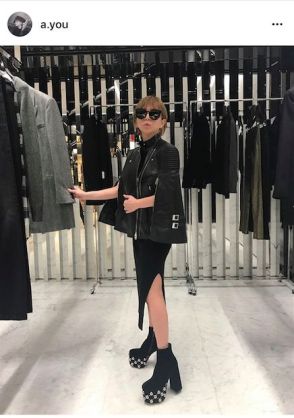 浜崎あゆみ、胸元全開でそば屋へ　黒パーカーにシャネル・ニット帽　「オーラやばたん」