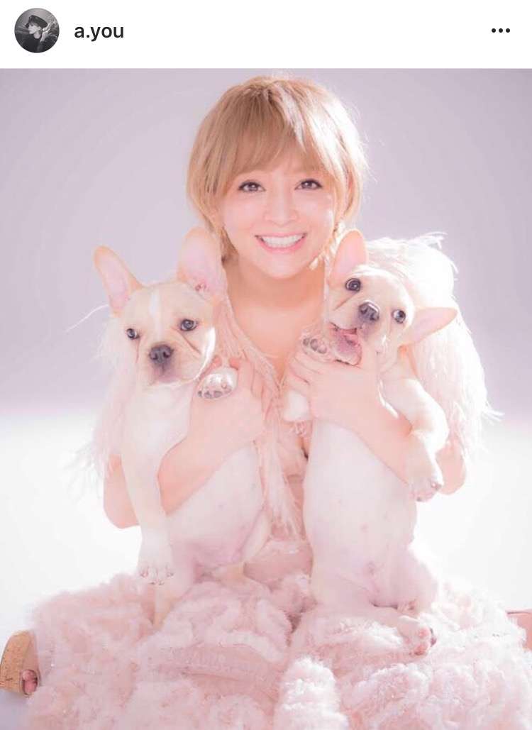 浜崎あゆみ、胸元全開でそば屋へ　黒パーカーにシャネル・ニット帽　「オーラやばたん」