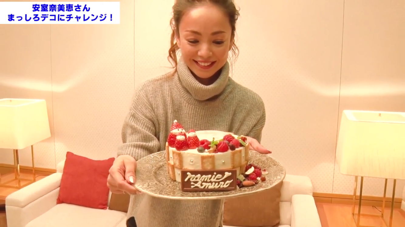 浜崎あゆみ、胸元全開でそば屋へ　黒パーカーにシャネル・ニット帽　「オーラやばたん」