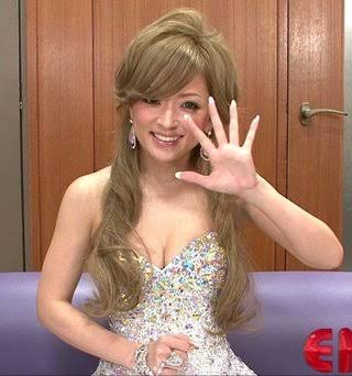 浜崎あゆみ、胸元全開でそば屋へ　黒パーカーにシャネル・ニット帽　「オーラやばたん」