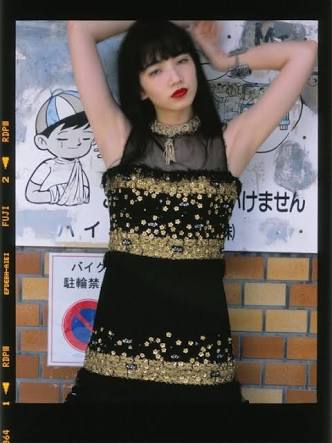 浜崎あゆみ、胸元全開でそば屋へ　黒パーカーにシャネル・ニット帽　「オーラやばたん」