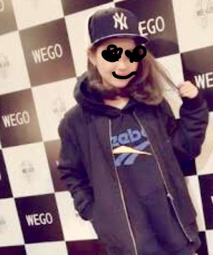 浜崎あゆみ、胸元全開でそば屋へ　黒パーカーにシャネル・ニット帽　「オーラやばたん」