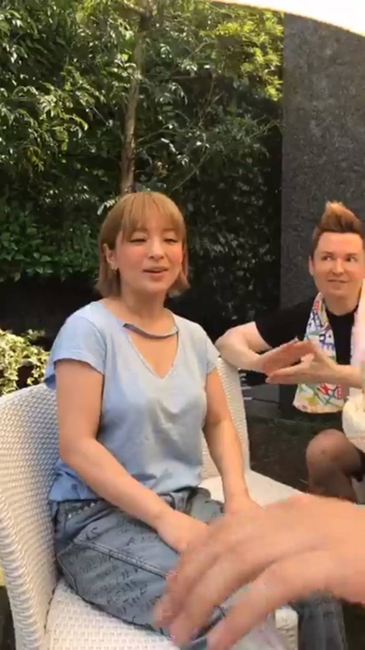 浜崎あゆみ、胸元全開でそば屋へ　黒パーカーにシャネル・ニット帽　「オーラやばたん」