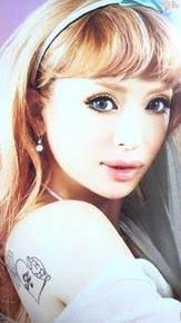 浜崎あゆみ、胸元全開でそば屋へ　黒パーカーにシャネル・ニット帽　「オーラやばたん」