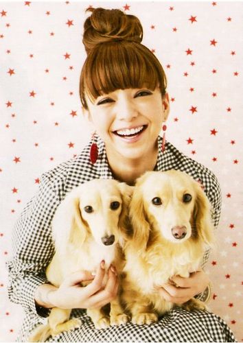 浜崎あゆみ、胸元全開でそば屋へ　黒パーカーにシャネル・ニット帽　「オーラやばたん」