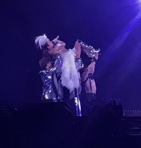 浜崎あゆみ、胸元全開でそば屋へ　黒パーカーにシャネル・ニット帽　「オーラやばたん」