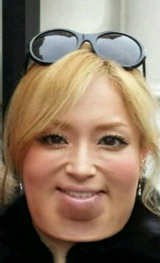 浜崎あゆみ、胸元全開でそば屋へ　黒パーカーにシャネル・ニット帽　「オーラやばたん」