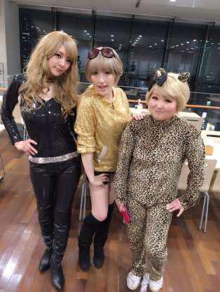 浜崎あゆみ、胸元全開でそば屋へ　黒パーカーにシャネル・ニット帽　「オーラやばたん」