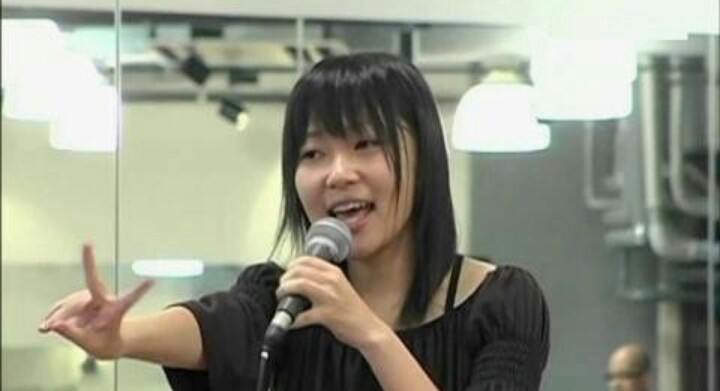 HKT48指原莉乃、ざっくりニットで素肌あらわ SEXYコーデで新境地