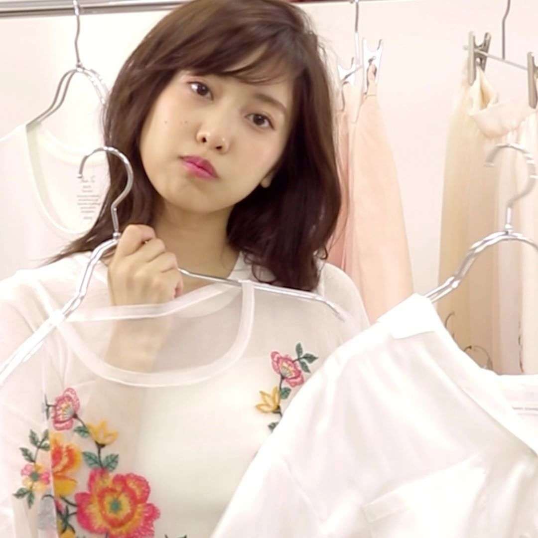 HKT48指原莉乃、ざっくりニットで素肌あらわ SEXYコーデで新境地