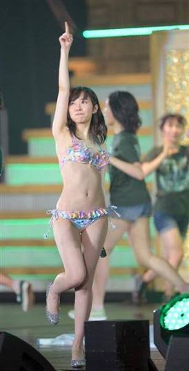 HKT48指原莉乃、ざっくりニットで素肌あらわ SEXYコーデで新境地