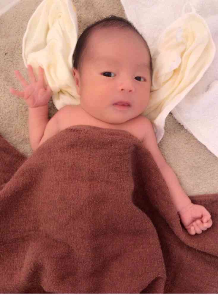 アレクサンダーにそっくりの息子　「新生児でこの色気」と驚きの声