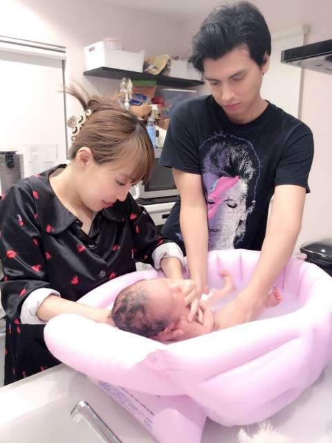 アレクサンダーにそっくりの息子　「新生児でこの色気」と驚きの声