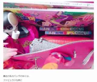 叶美香『おそ松さん』フィギュアをバッグにしのばせ「私のキュートルッキングガイ」