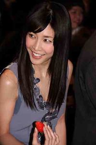 竹内結子、輝く美背中を披露 世界に1つのドレスまとい「うれしい」
