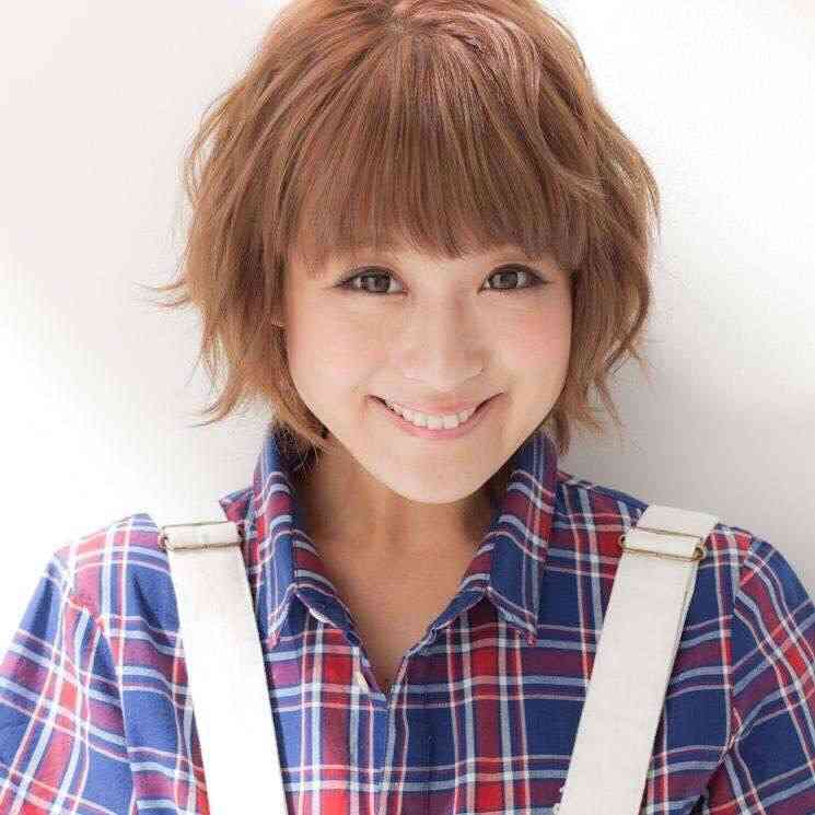 鈴木奈々、ロングヘアで“手ブラ”する姿に「藤原紀香さんに似てます！」の声