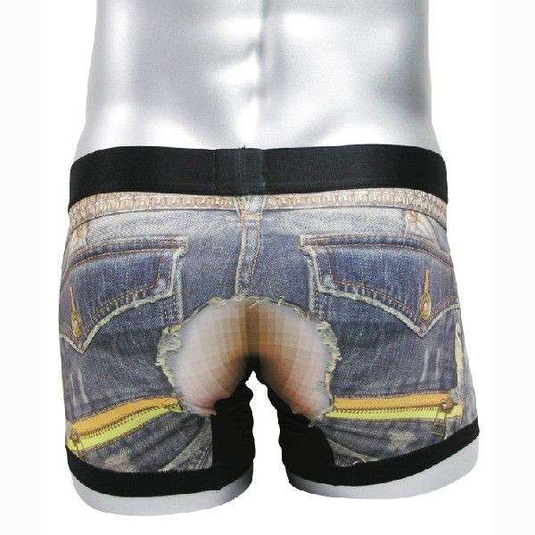 二度見どころか三度見！「お尻丸見えデニム」がとにかく斬新