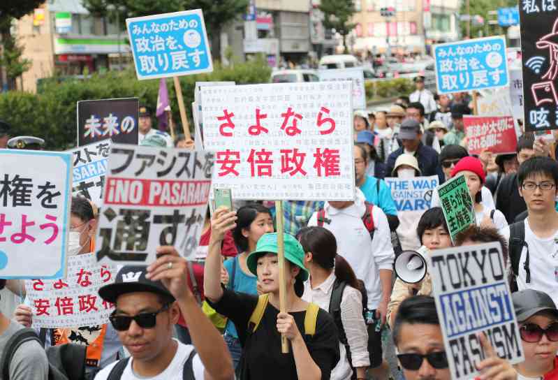 物議の「漫画で読む安倍晋三」について　小学館編集部が釈明「あくまで事実として紹介」