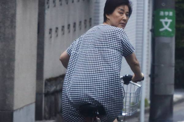 女を怠けている人