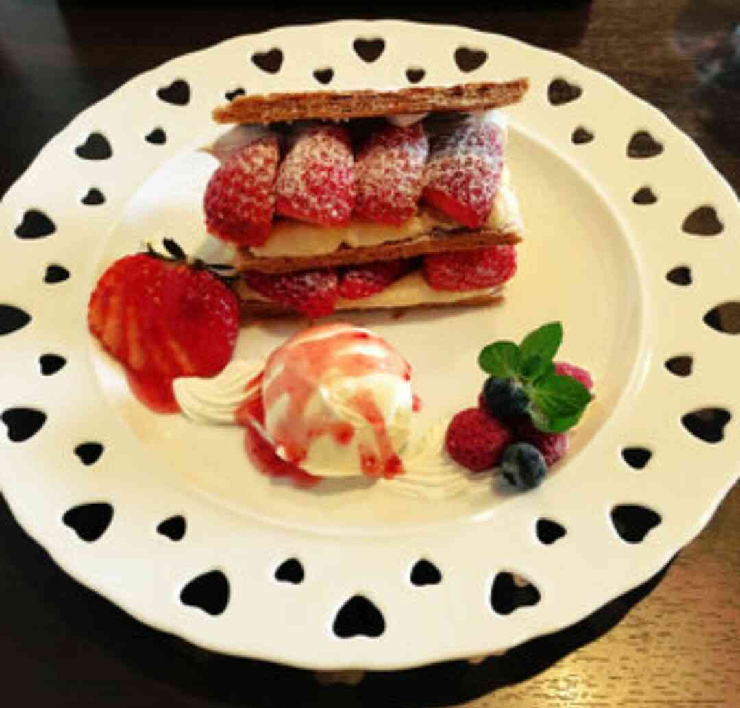 苺を使ったスイーツを貼るトピ