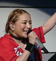 浜崎あゆみの「カープ女子」姿に反響 「カープあゆ、女神」「また太った?」