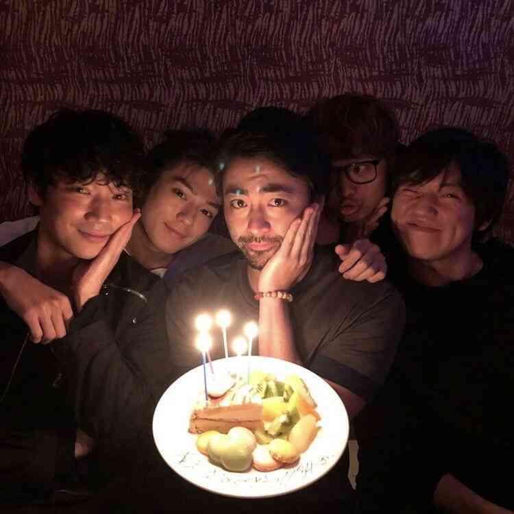 綾野剛“ラーメン”に思わず涙 佐藤健との食事制限では「愛情が芽生えた」