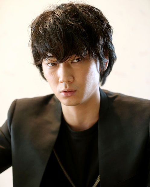 綾野剛“ラーメン”に思わず涙 佐藤健との食事制限では「愛情が芽生えた」