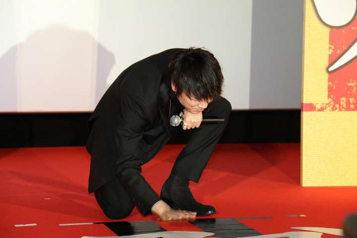 綾野剛“ラーメン”に思わず涙 佐藤健との食事制限では「愛情が芽生えた」