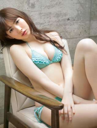 小嶋陽菜、セクシーバニーガールのコスプレを披露！「ヤバすぎる！」とファン興奮