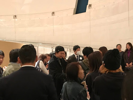 香取慎吾出展のアート展に安倍首相来場　自ら作品を説明