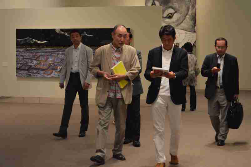 香取慎吾出展のアート展に安倍首相来場　自ら作品を説明