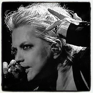 “クロロ”HYDE、神戸に光臨！ファン興奮のVAMPSアリーナ公演初日