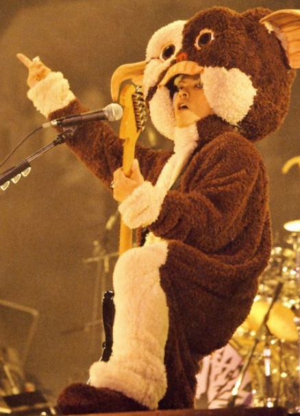 “クロロ”HYDE、神戸に光臨！ファン興奮のVAMPSアリーナ公演初日