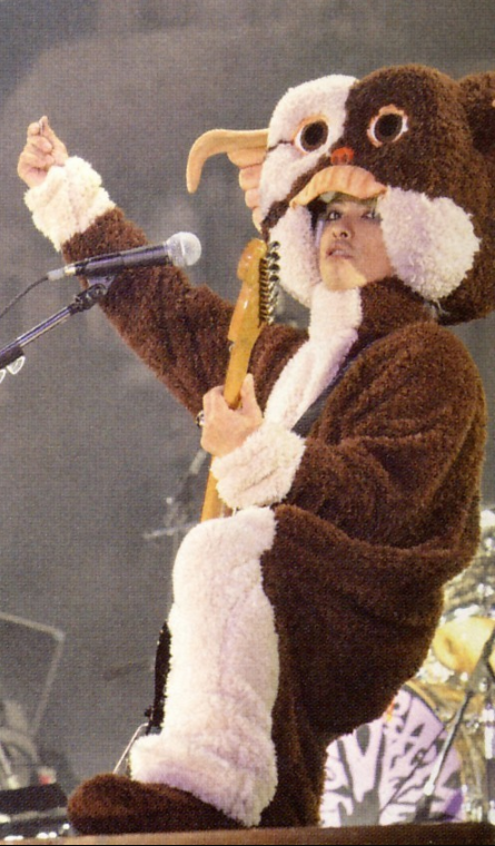 “クロロ”HYDE、神戸に光臨！ファン興奮のVAMPSアリーナ公演初日