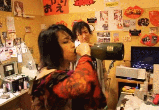 “クロロ”HYDE、神戸に光臨！ファン興奮のVAMPSアリーナ公演初日