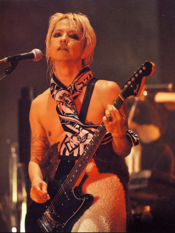 “クロロ”HYDE、神戸に光臨！ファン興奮のVAMPSアリーナ公演初日