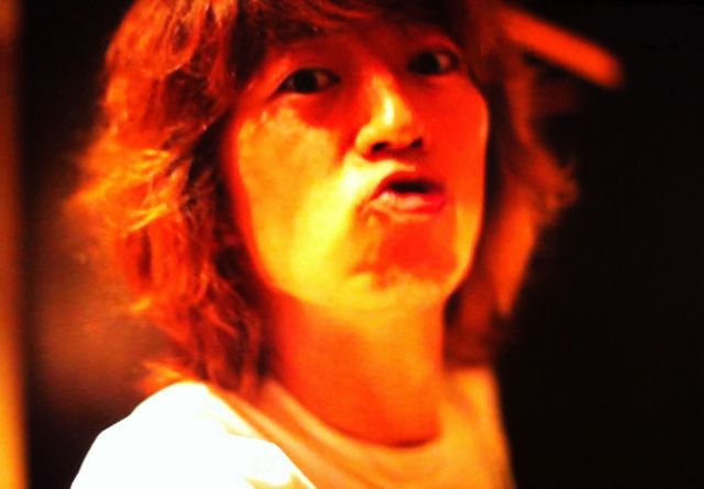 “クロロ”HYDE、神戸に光臨！ファン興奮のVAMPSアリーナ公演初日