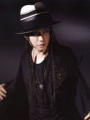 “クロロ”HYDE、神戸に光臨！ファン興奮のVAMPSアリーナ公演初日