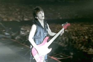 “クロロ”HYDE、神戸に光臨！ファン興奮のVAMPSアリーナ公演初日