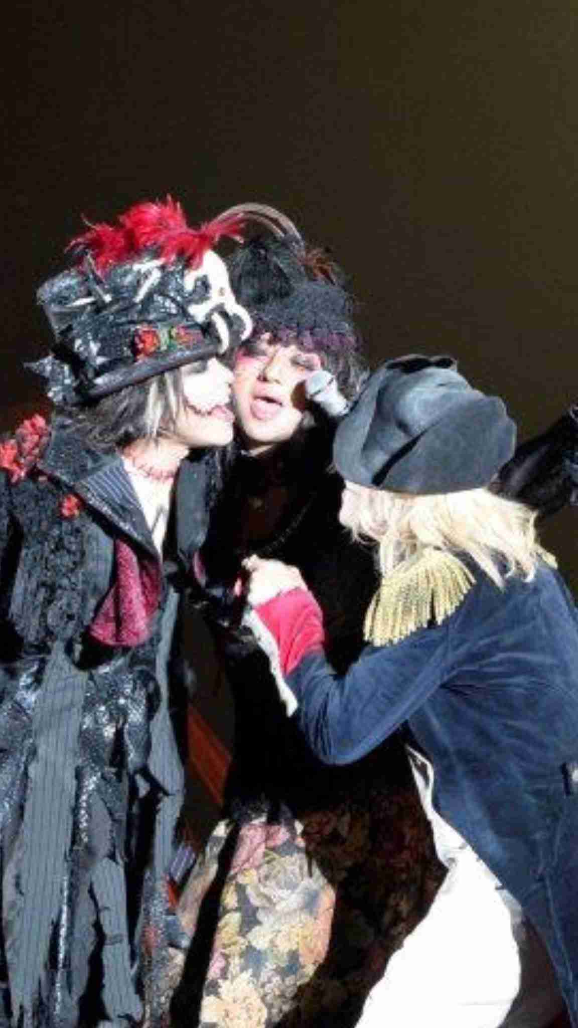 “クロロ”HYDE、神戸に光臨！ファン興奮のVAMPSアリーナ公演初日