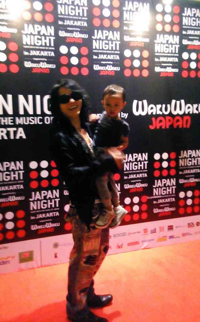 “クロロ”HYDE、神戸に光臨！ファン興奮のVAMPSアリーナ公演初日