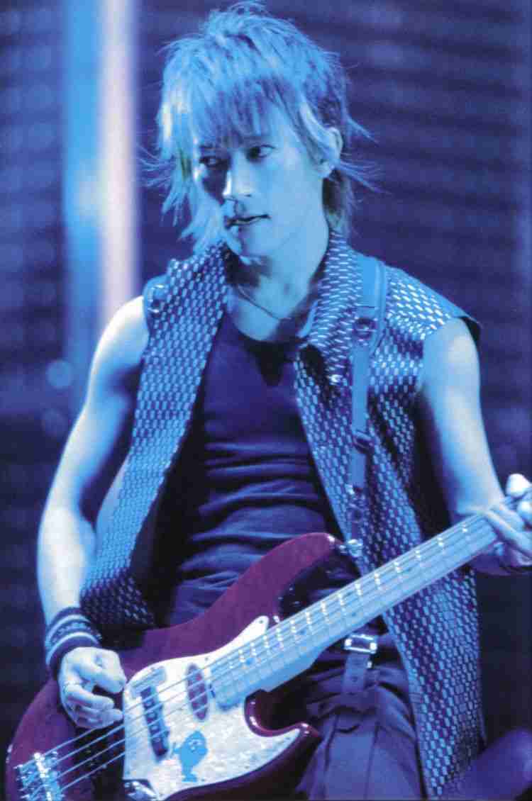 “クロロ”HYDE、神戸に光臨！ファン興奮のVAMPSアリーナ公演初日