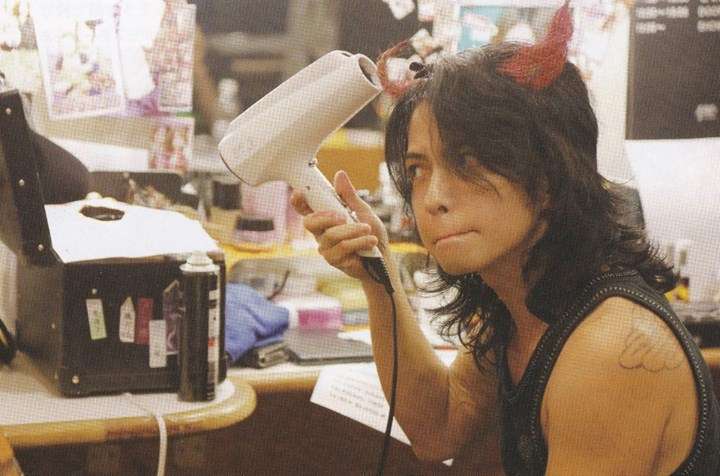 “クロロ”HYDE、神戸に光臨！ファン興奮のVAMPSアリーナ公演初日