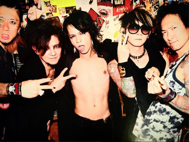 “クロロ”HYDE、神戸に光臨！ファン興奮のVAMPSアリーナ公演初日