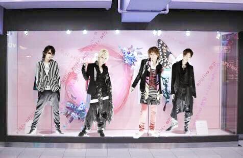 “クロロ”HYDE、神戸に光臨！ファン興奮のVAMPSアリーナ公演初日