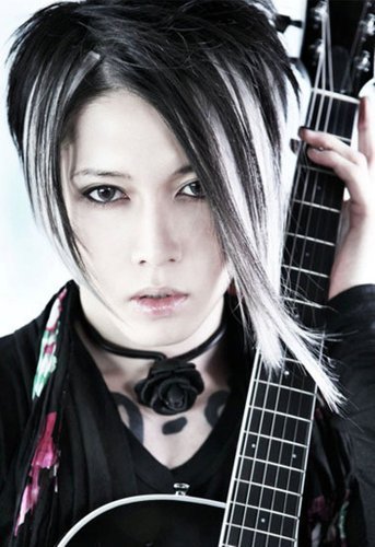 “クロロ”HYDE、神戸に光臨！ファン興奮のVAMPSアリーナ公演初日